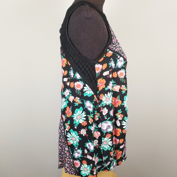 NWT Umgee flowy floral lace cutout sleeveless top - Picture 7 of 13